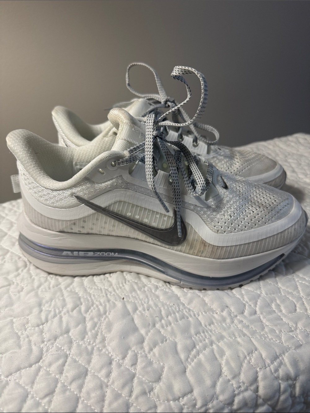 Nike Women's sz 8 White and Gray Air Zoom Running Sneakers